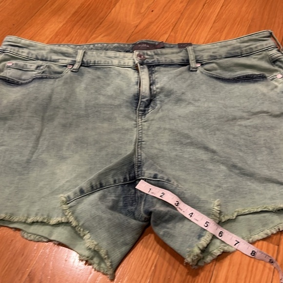 NWT torrid women’s acid jade jean shorts size 22. - Picture 7 of 10